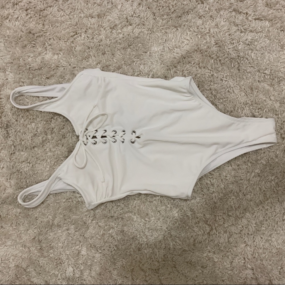 California waves one piece lace up❤️